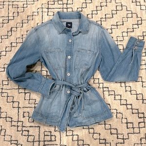🔥NWOT🔥 Gap belted denim jacket. Size small.